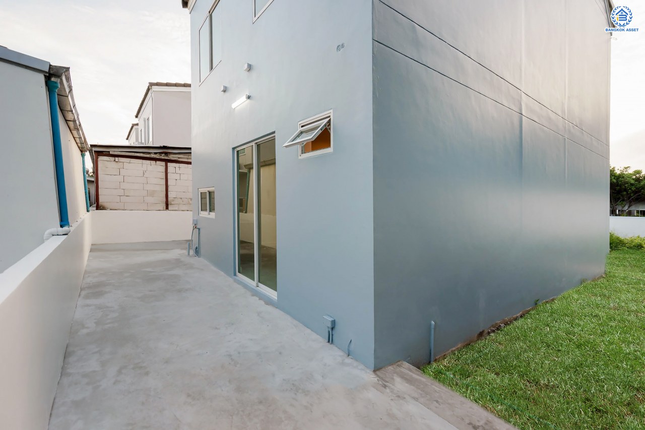 บ้านมือสองตกแต่งใหม่ โครงการ เดอะวิลเลจ แจ้งวัฒนะ-ติวานนท์ หลังมุม เนื้อที่ 55 ตร.ว. ดีไซน์ตอบทุกไลฟ์สไตล์ ฟังก์ชัน 3 ห้องนอน 2 ห้องน้ำ จอดรถได้ 2 คัน Living ชั้นล่างกว้างขวาง สามารถกั้นเป็นห้องเพิ่มได้สบาย ๆ บนทำเลติดถนนใหญ่ เชื่อมต่อทุกเส้นทาง ใกล้รถไฟฟ้าสายสีชมพู "สถานีแจ้งวัฒนะ-ปากเกร็ด28" และจุดขึ้นทางด่วน "ศรีสมาน"